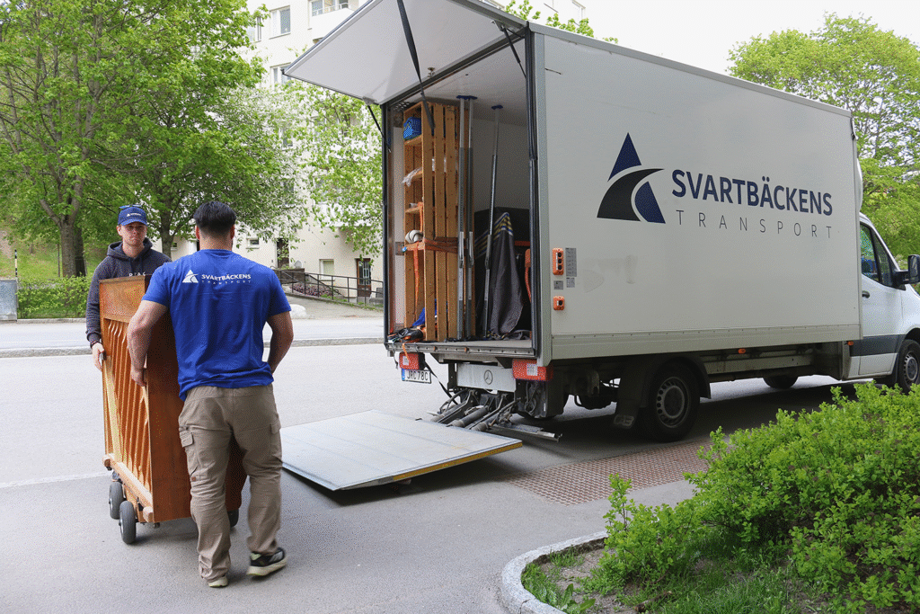 Vi rullar ett piano till vår lastbil för vidare transport | Svartbäckens Transport
