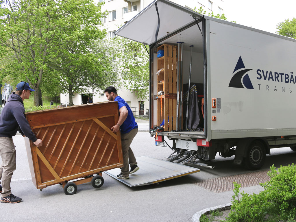 Vi slänger ett piano | Svartbäckens Transport