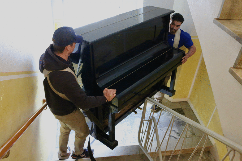 Vi bär ner ett piano för en trappa | Svartbäckens Transport